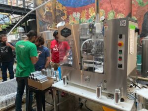 Mise en conserve de la bière sur une machine à conserver Gosling lors de Kegs to Cans : Session de mise en conserve au Mexique